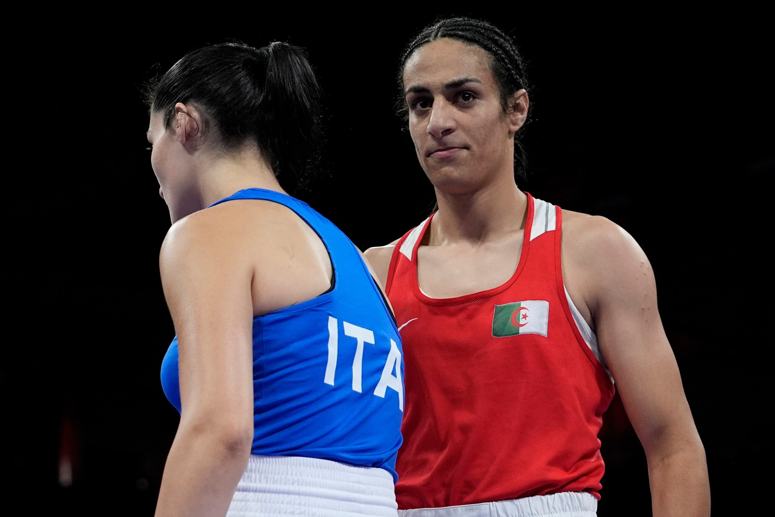 La argelina Imane Khelif (derecha) camina junto a la italiana Angela Carini después de su combate preliminar de boxeo femenino de 66 kg en los Juegos Olímpicos de Verano de 2024, el jueves 1 de agosto de 2024, en París, Francia. (Foto AP/John Locher)