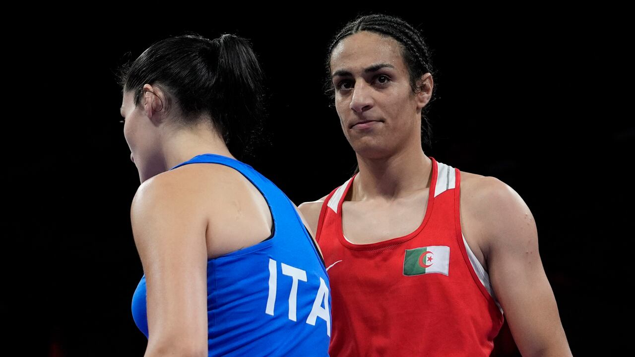 La argelina Imane Khelif (derecha) camina junto a la italiana Angela Carini después de su combate preliminar de boxeo femenino de 66 kg en los Juegos Olímpicos de Verano de 2024, el jueves 1 de agosto de 2024, en París, Francia. (Foto AP/John Locher)