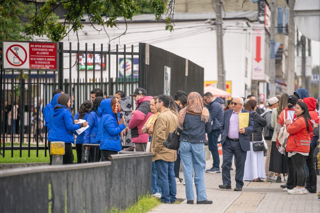 La gente se desilusiona al enterarse de que su cita para la visa fue cancelada en la Embajada de Estados Unidos el 27 de enero de 2025 en Bogotá, Colombia. Marco Rubio, secretario de Estado de Estados Unidos, ordenó la suspensión de la emisión de visas en la Embajada de Estados Unidos en Bogotá el 26 de enero tras la negativa del presidente Gustavo Petro a recibir vuelos con inmigrantes deportados de Estados Unidos