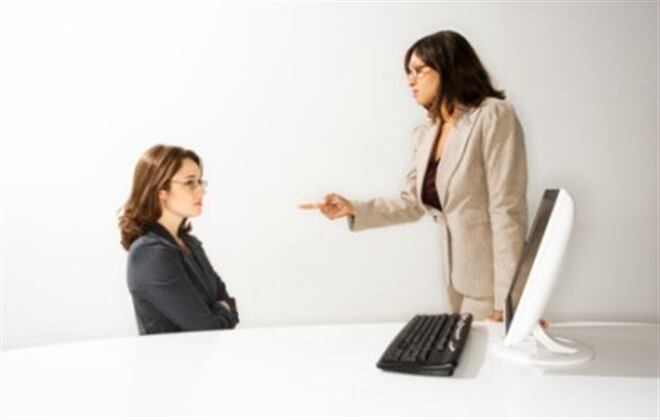 En caso de sospecha de acoso laboral, es fundamental establecer límites claros y documentar cada incidente para tomar las medidas adecuadas y proteger el bienestar personal.