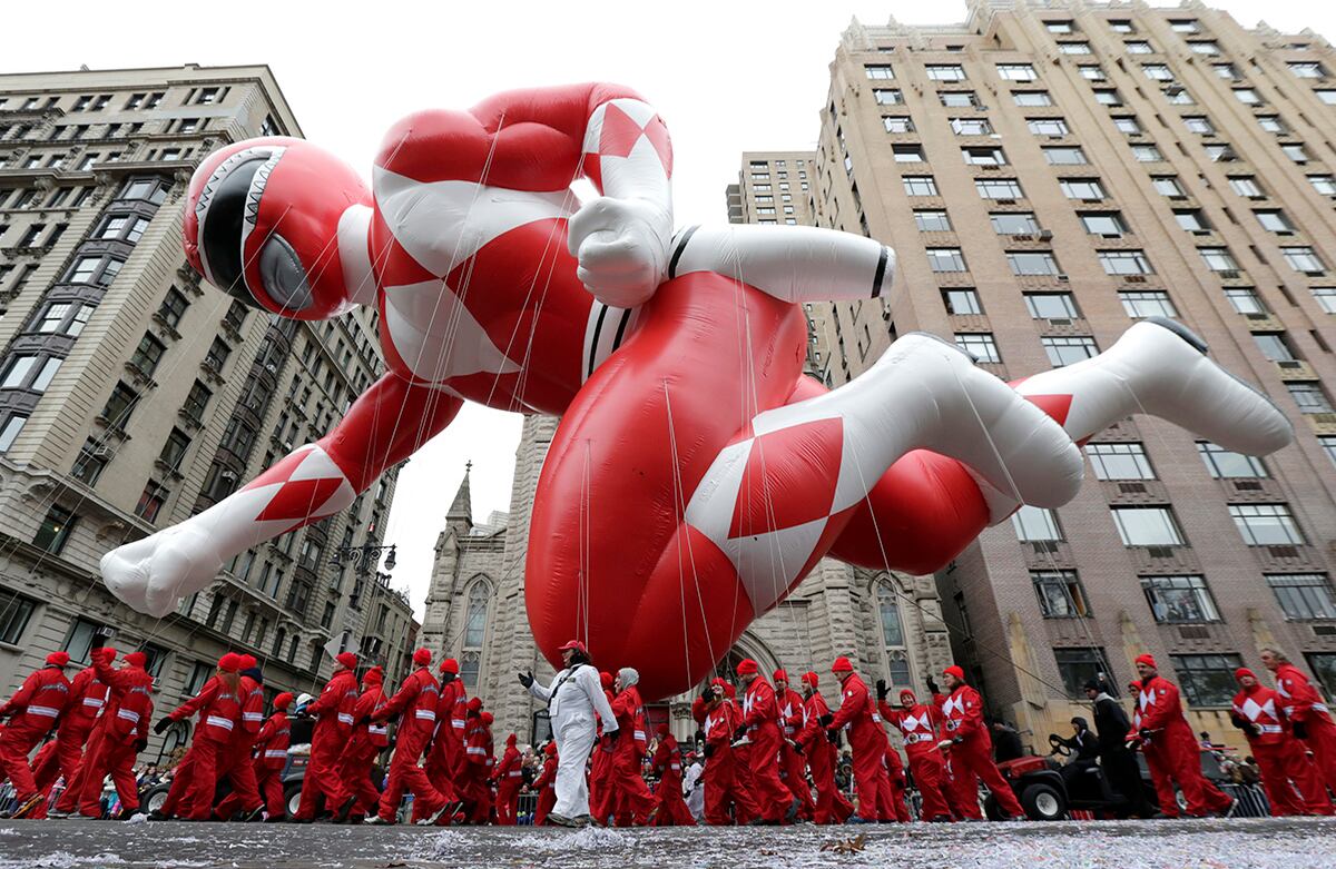 Un globo de uno de los Power Rangers circula junto al Central Park en un Desfile de acción de gracias en Nueva York, Estados Unidos. (AP)