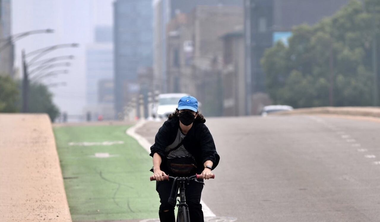 Los ciclistas deben usar mascarilla para salir a la calle de Chicago.