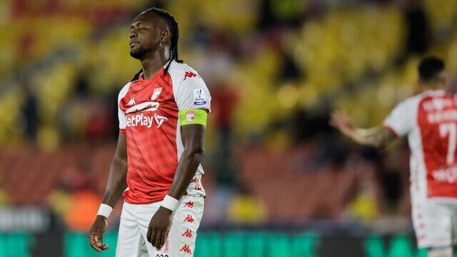 Hugo Rodallega se lamenta tras la derrota de Santa Fe ante Águilas Doradas en 'El Campín'