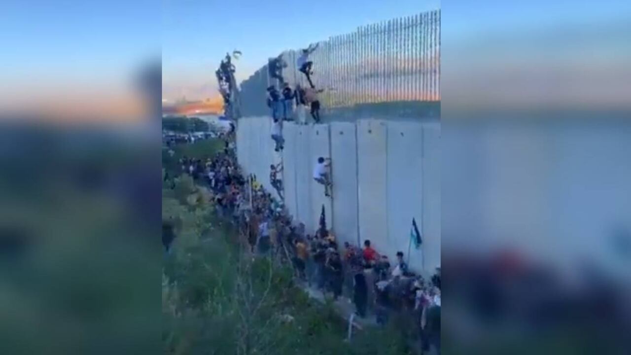El video circula a través de las redes sociales, y aunque algunos afirman que se trata de cuídanos libaneses que quieren llegar a Gaza, otras versiones advierten que podrían ser palestinos intentando huir.
