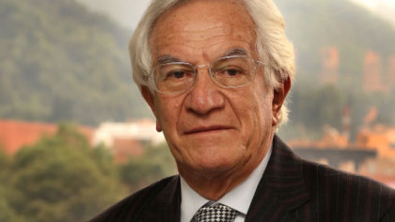 Según Jaime Castro el M-19 no iba por el Palacio de Justicia sino por el de Nariño. En su libro defiende la forma como actuó el gobierno en
este hecho