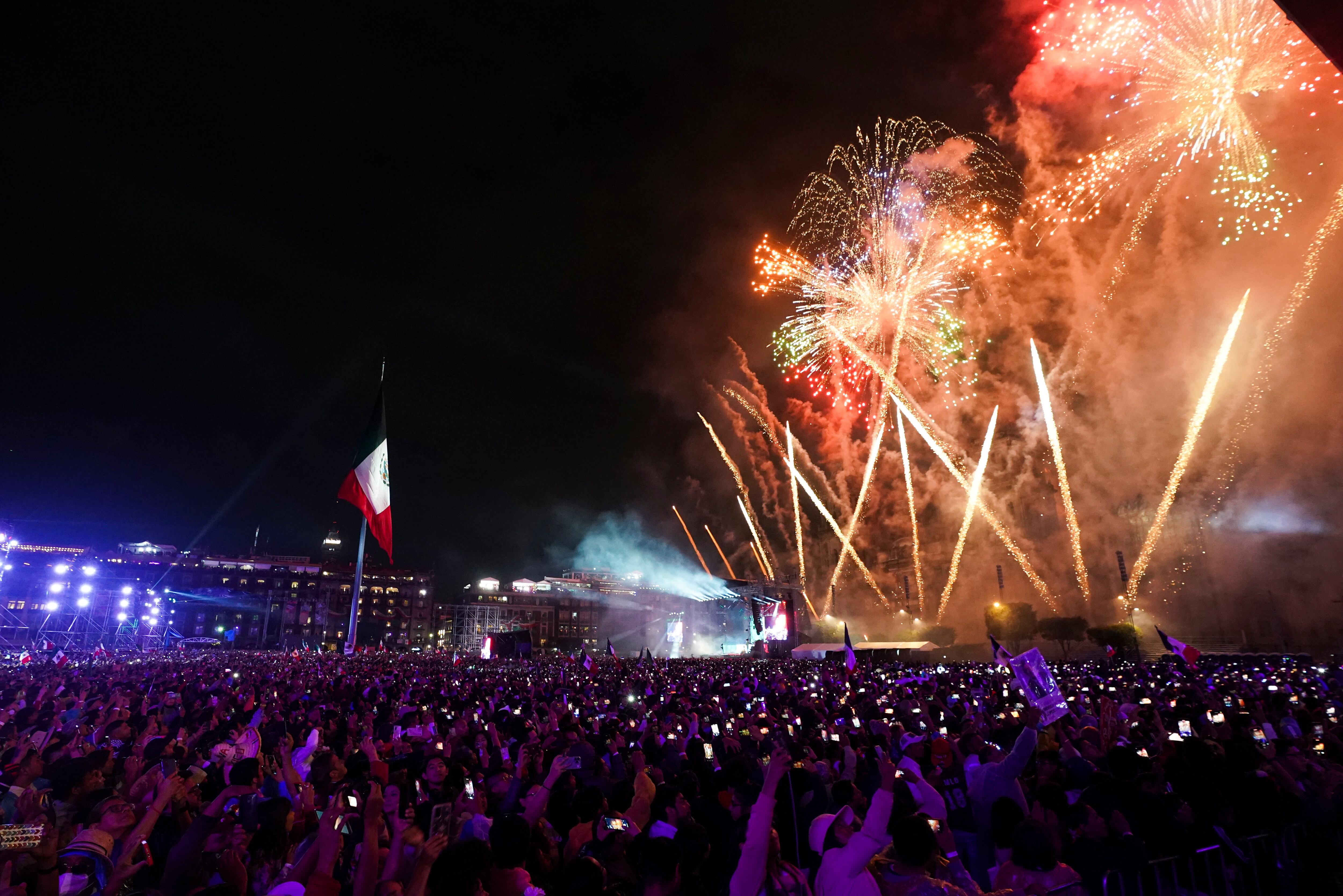 “¡Que muera la corrupción! ¡Que muera la avaricia! ¡Que muera el racismo! ¡Que muera la discriminación! ¡Que viva el amor! ¡Que vivan nuestros hermanos migrantes!”, dijo el presidente en un breve discurso ante una multitud que celebró con gritos y aplausos el comienzo de las celebraciones.