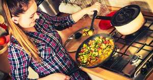 Prepare una cena: organice una comida diferente en casa. Preparar su receta favorita, la de su pareja o la que les favorezca a los dos. Compre los ingredientes en su próximo mercado y cocine junto con su pareja. Complete la noche con algunos juegos de mesa.