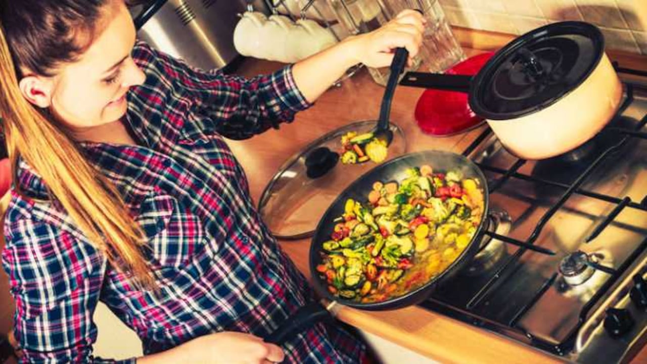 Prepare una cena: organice una comida diferente en casa. Preparar su receta favorita, la de su pareja o la que les favorezca a los dos. Compre los ingredientes en su próximo mercado y cocine junto con su pareja. Complete la noche con algunos juegos de mesa.