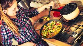 Prepare una cena: organice una comida diferente en casa. Preparar su receta favorita, la de su pareja o la que les favorezca a los dos. Compre los ingredientes en su próximo mercado y cocine junto con su pareja. Complete la noche con algunos juegos de mesa.