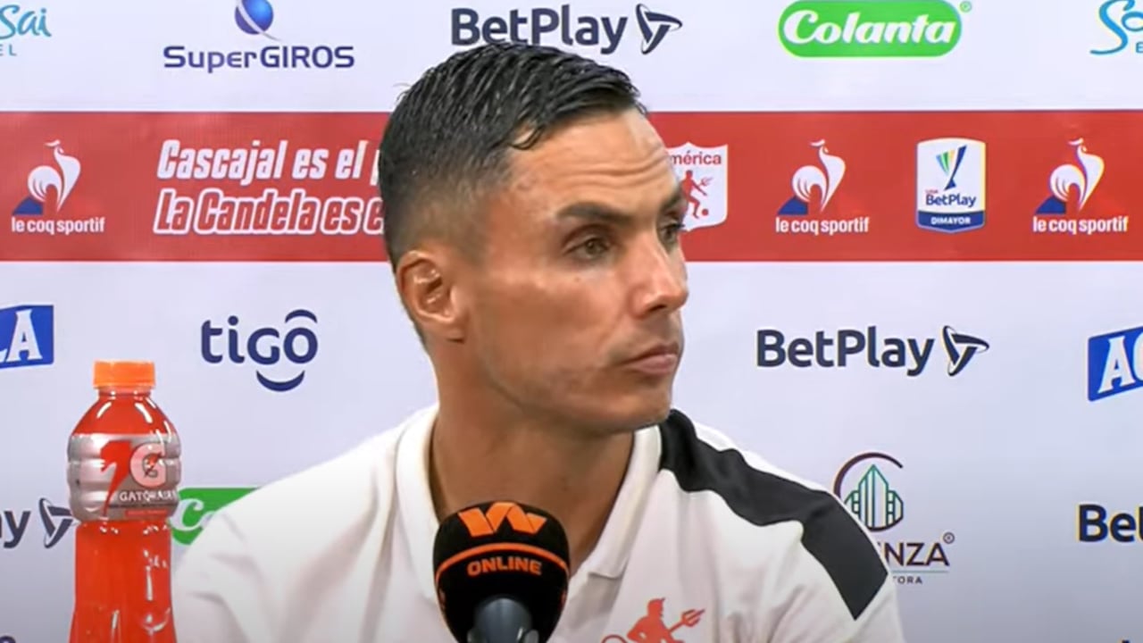 Lucas González, extécnico del América, en rueda de prensa.
