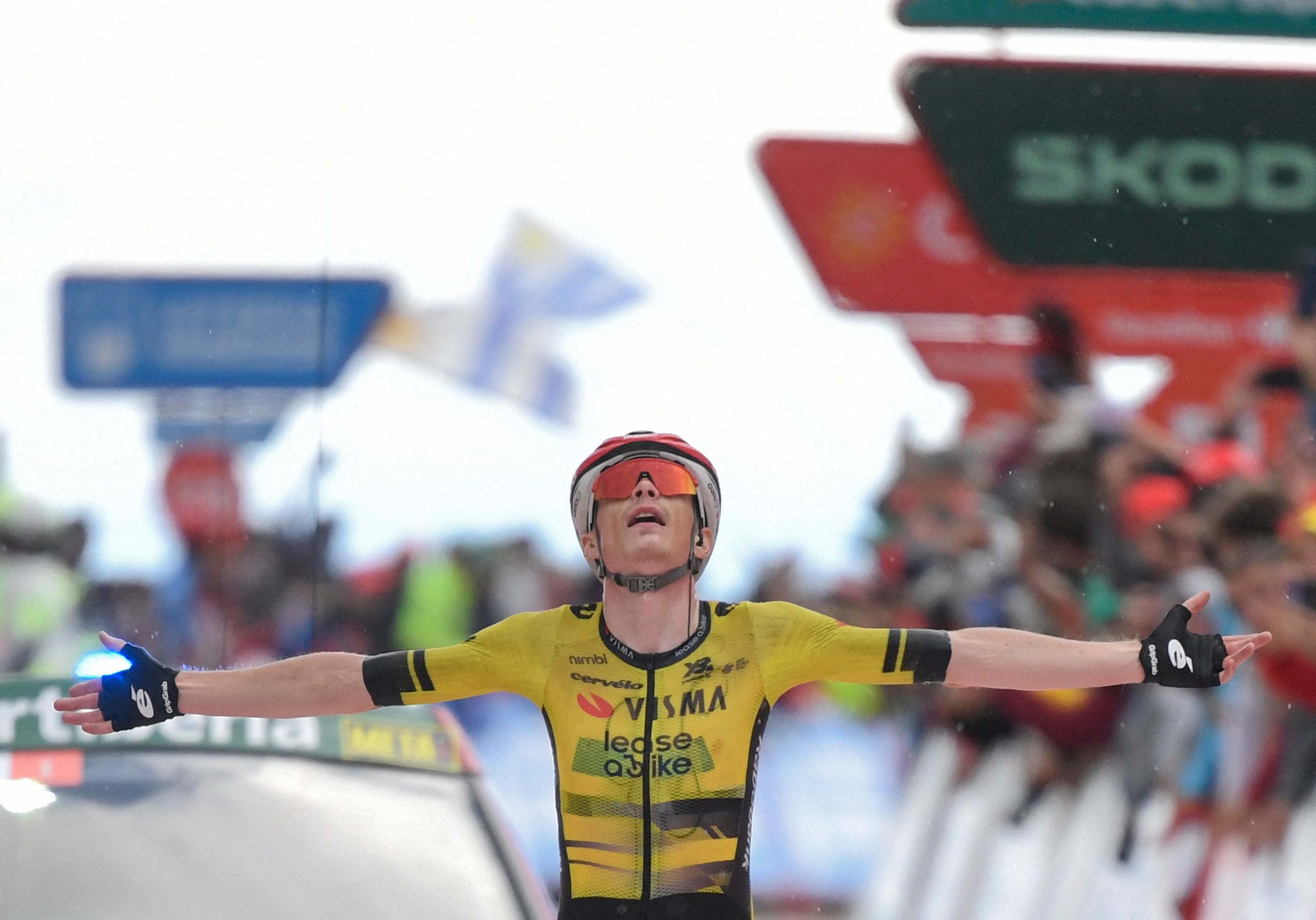 Team Visma-Lease a bike's Danish rider Jonas Vingegaard celebrates crossing first the finish line of the 9th stage of the Vuelta a Espana, a 195 km race between Alfaro and Valdezcaray, on August 31, 2025. (Photo by ANDER GILLENEA / AFP)