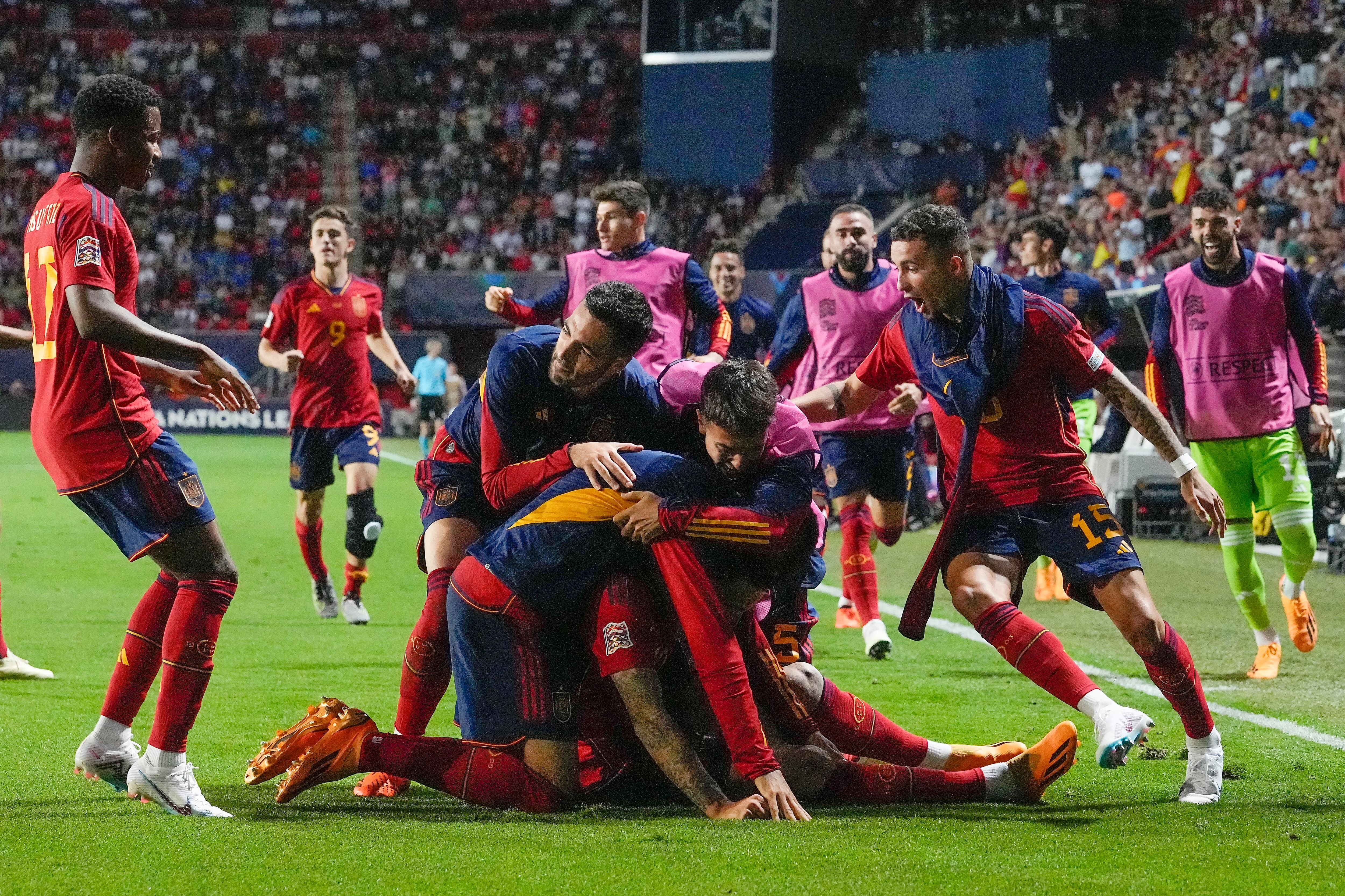 Joselu de España es celebrado por su equipo después de anotar el último gol decisivo en contra durante el partido de fútbol semifinal de la Liga de las Naciones entre España e Italia en Enschede, Países Bajos, el jueves 15 de junio de 2023. (Foto AP/Martin Meissner)