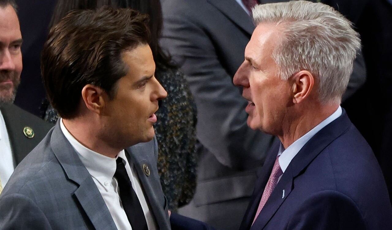 Matt Gaetz (I) y Kevin McCarthy frente a frente en el Congreso de Estados Unidos