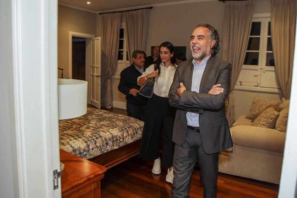 Armando Benedetti recorrió la sede de Colombia en Venezuela, su nuevo hogar.