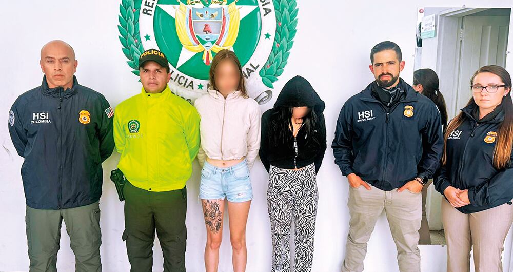    Estas son las dos mujeres capturadas a quienes señalan de ser proxenetas. Además, imágenes de algunos de los chats que los pedófilos sostenían con ellas y las menores. 