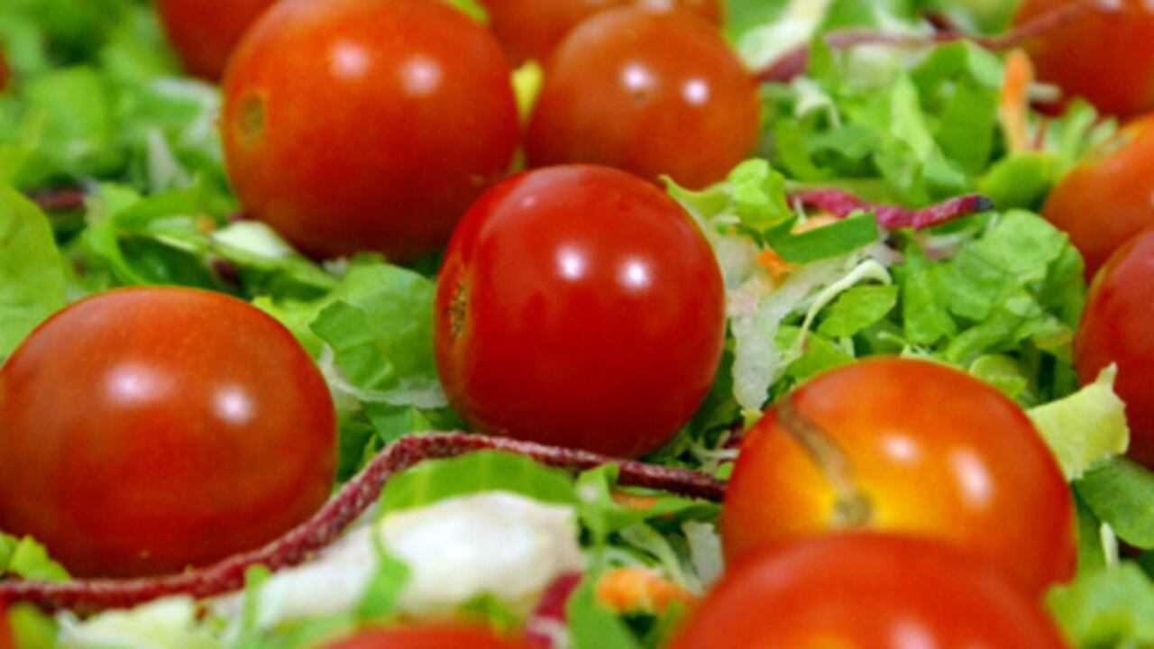 Se trata del tomate, una fruta usada como hortaliza con múltiples beneficios.