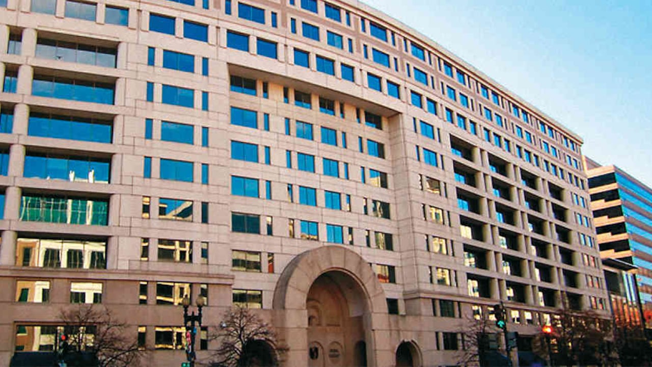 La noticia tomó por sorpresa a muchos consultores que temen ahora quedarse sin empleo y sin visa para trabajar en Estados Unidos.