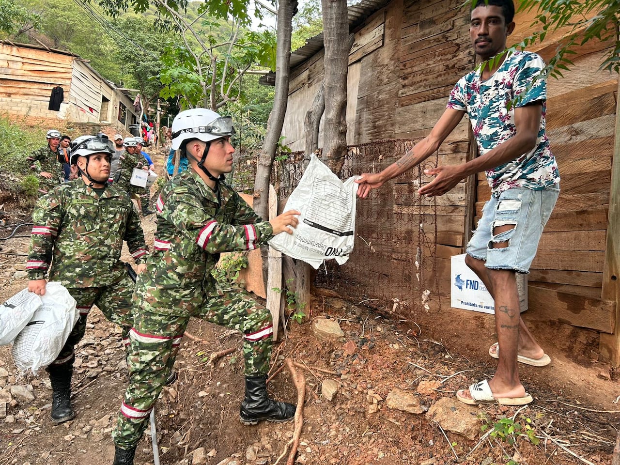 El Ejército entregó ayuda humanitaria a afectados por la tormenta Rafael en Santa Marta.