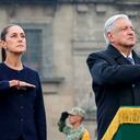 El presidente Andrés Manuel López Obrador y la presidenta electa Claudia Sheinbaum posan durante el izamiento de media asta previo al aniversario de los terremotos del 19 de septiembre el 19 de septiembre de 2024 en Ciudad de México, México. El 19 de septiembre de 1985 un terremoto de magnitud 8.1 con epicentro en el Estado de Michoacán, causó severos daños en diversas ciudades, principalmente en la capital del país, Ciudad de México. 32 años después, el mismo día de 2017, un terremoto de magnitud 7.1 sacudió la parte central de la nación, incluida una vez más la Ciudad de México. (Foto de Emiliano Molina/ObturadorMX/Getty Images)