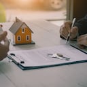 Es común que quienes deciden irse a vivir al extranjero ahorren para aprovechar los beneficios de la tasa de cambio e inviertan en la compra de inmuebles con la idea de tener un patrimonio en Colombia.