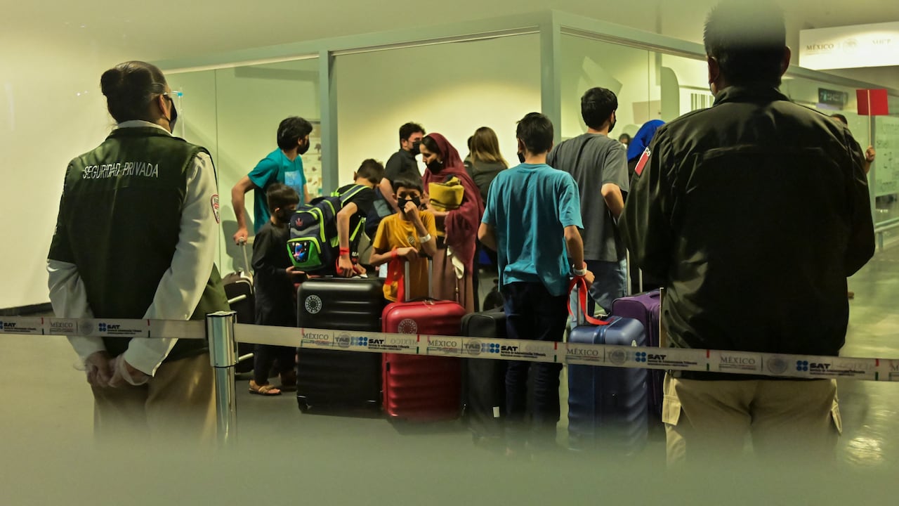 Familia afgana llega al aeropuerto Benito Juárez de México. (Photo by PEDRO PARDO / AFP)