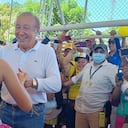 Rodolfo Hernández bailando con una residente de Vichada