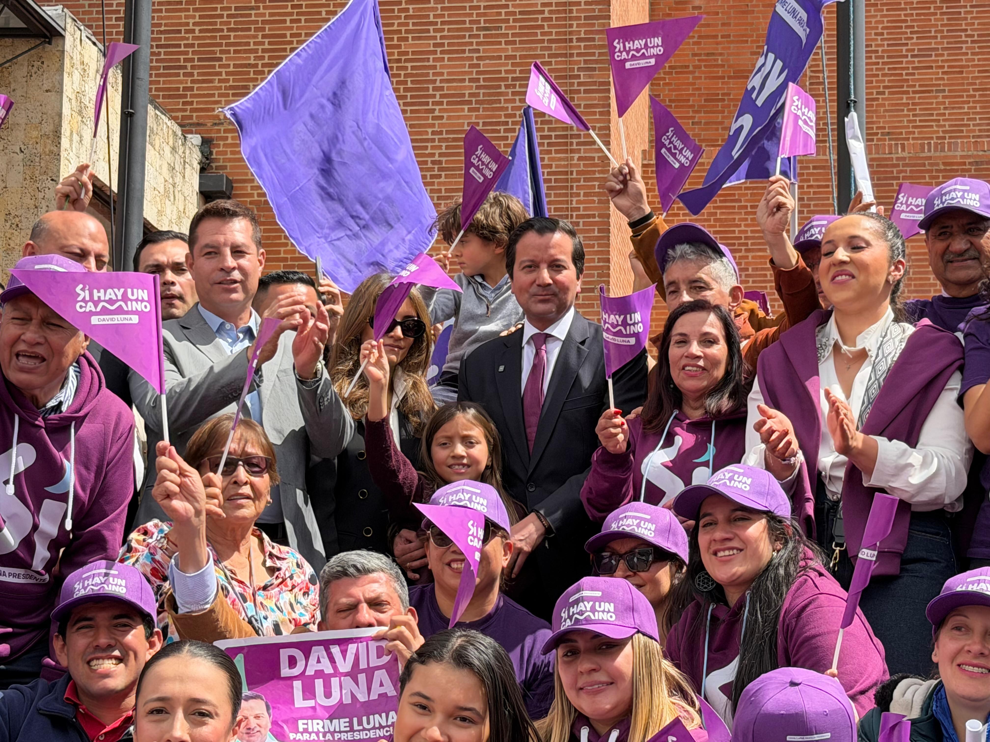 David Luna entregó 1.300.000 firmas para inscribir oficialmente su candidatura presidencial.