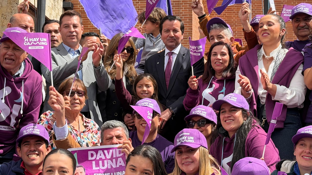 David Luna entregó 1.300.000 firmas para inscribir su candidatura presidencial.