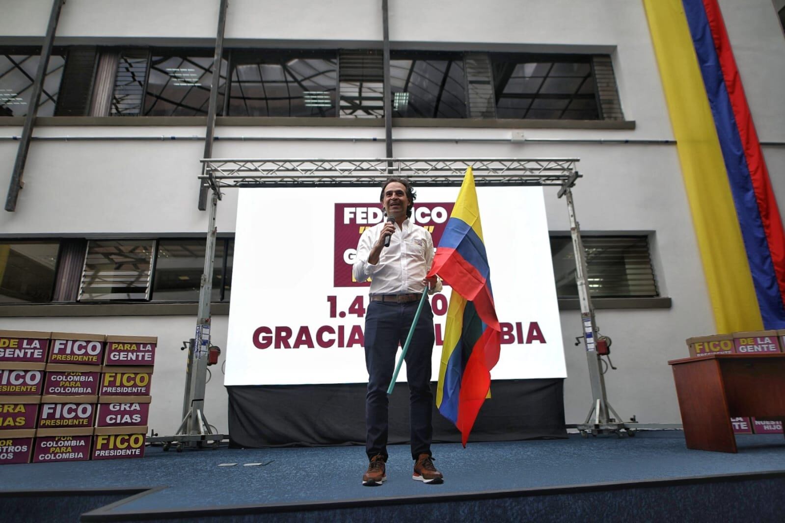 Federico Gutiérrez entrega de firmas en la Registraduria