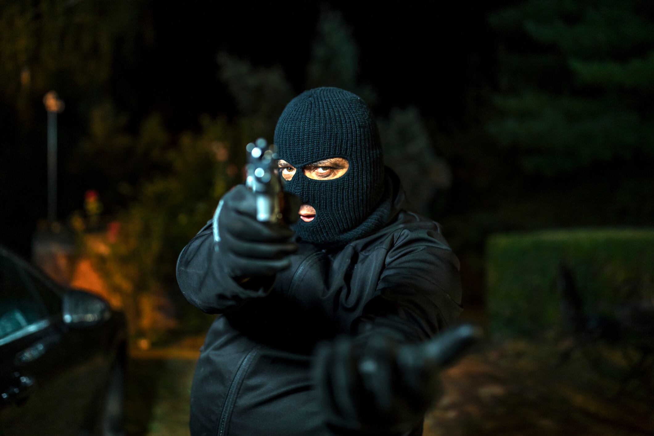 Las autoridades francesas mantienen este miércoles una persecución masiva de una banda armada que tendió una emboscada a un convoy de prisión.