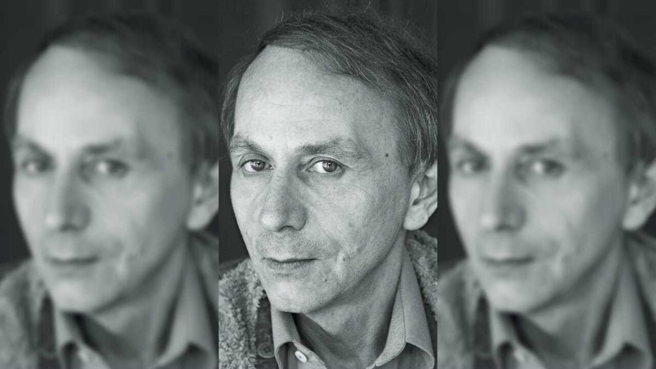 La crisis "ofrece una magnífica razón de ser a esta marcada tendencia: una cierta obsolescencia que parece golpear las relaciones humanas", afirma Michel Houellebecq.