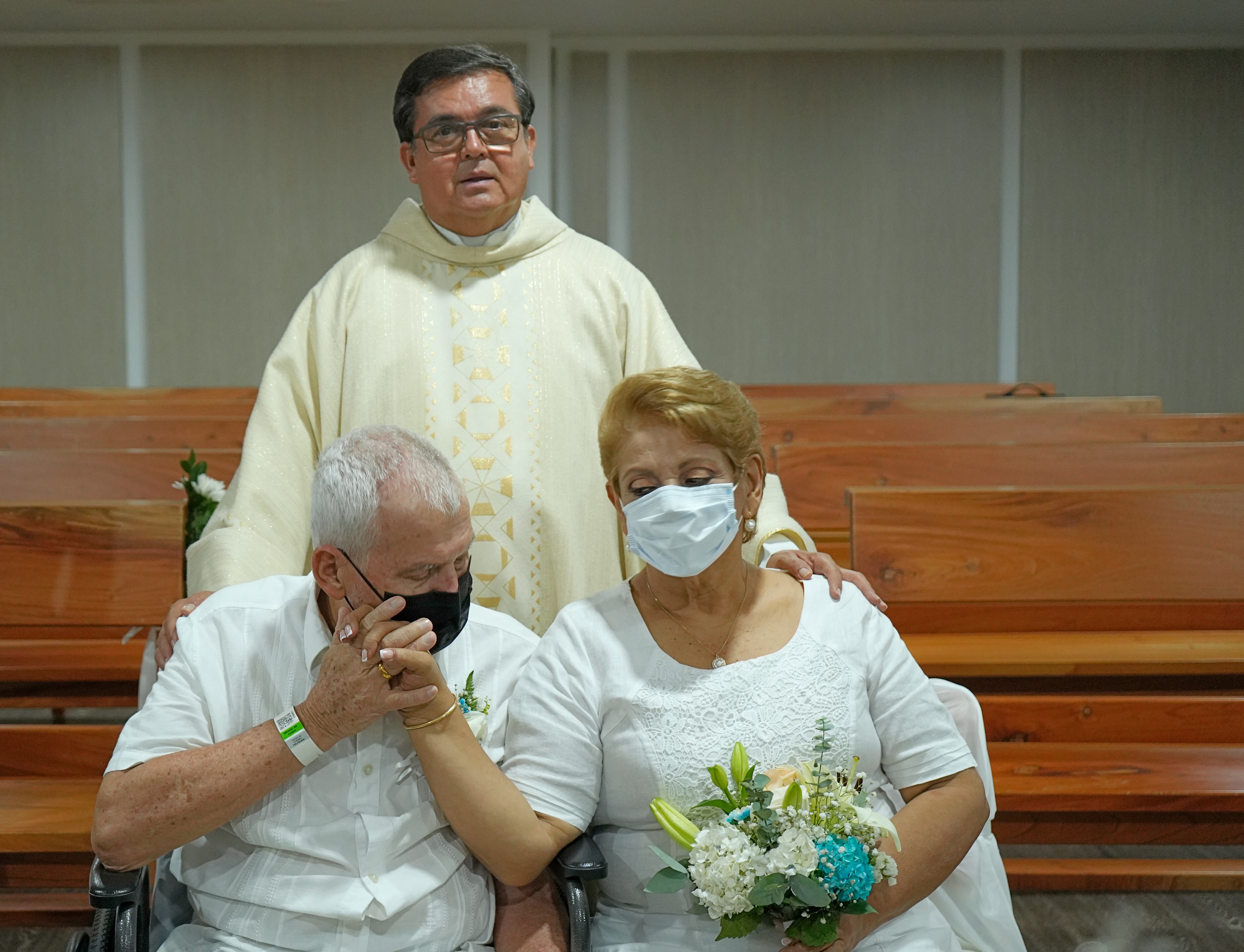 La boda se realizó en la capilla del hospital.