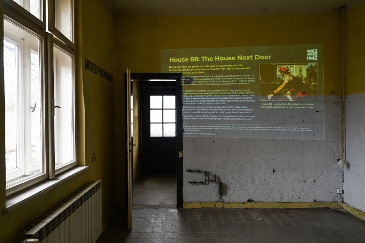 OSWIECIM, POLONIA - 26 DE ENERO: Una vista de la entrada del patio trasero de la Casa 88, la antigua residencia del comandante de Auschwitz, Rudolf Hoss, el 26 de enero de 2025 en Oswiecim, Polonia. La casa del comandante de Auschwitz durante la Segunda Guerra Mundial, Rudolf Hoss, se abre por primera vez a los visitantes. La casa fue el tema de la película "La zona de interés". (Foto de Omar Marqués/Getty Images)