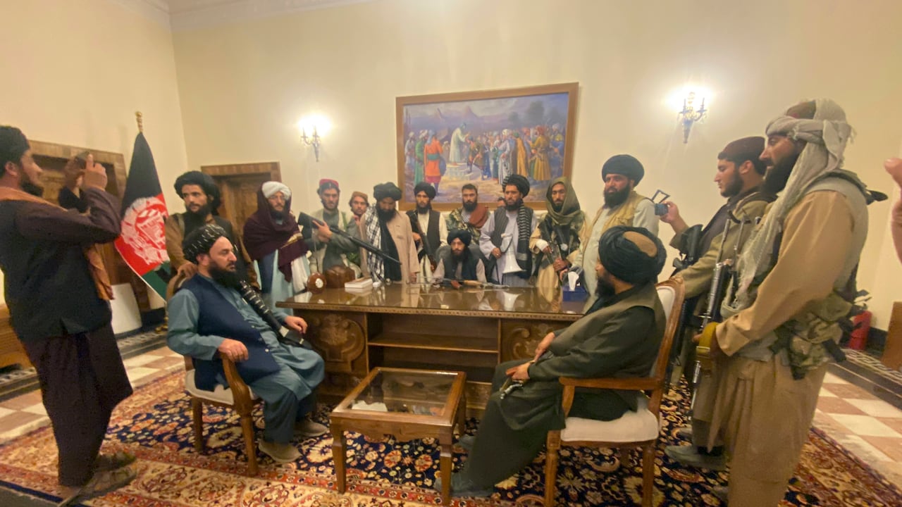 Los talibanes discuten sobre sus próximos movimientos luego de tomar el palacio presidencial de Kabul, capital afgana (AP Photo/Zabi Karimi)