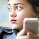 El resultado más importante es que en Colombia seis de cada 10 es acosada a través del dispositivo móvil.