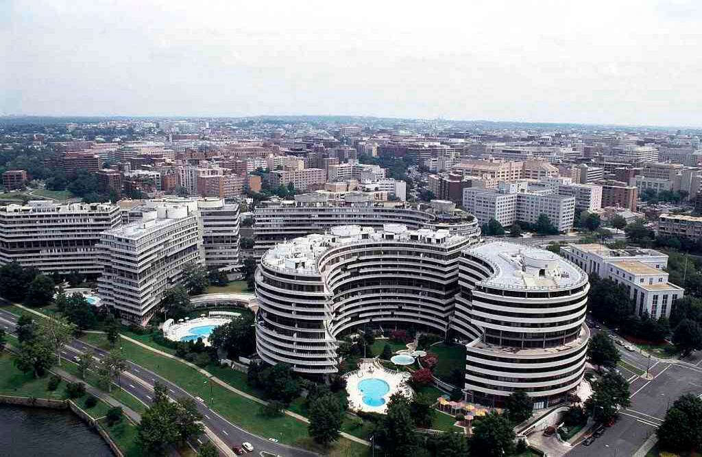 WATERGATE: Es considerado el mayor escándalo político de la historia de los Estados Unidos. Todo inició con la captura en la madrugada del 17 junio de 1972 de cinco intrusos en la sede del partido demócrata. Al comprobarse que los detenidos eran veteranos miembros de la CIA y que tenían relación con el comité que trabajaba para para la relección del presidente Richard Nixon, el indicio de confabulación se propagó. El trabajo de los medios, en especial del Washington Post y la decisiva ayuda de una fuente incógnita “Garganta Profunda” hizo que la implicación del presidente se hiciera cada vez más evidente. Su negativa de entregar unas cintas incriminatorias, llevó a que se le iniciara un procedimiento de “impeachment” que finalmente desembocó en su renuncia en agosto de 1974. 21. Foto: Flickr.com