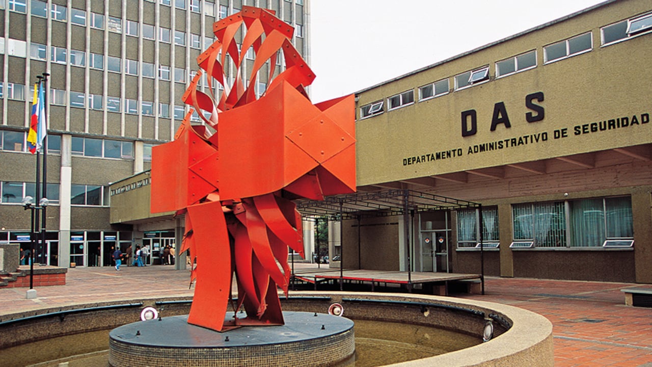 Hace 15 años se dio un gran escándalo por seguimientos del DAS a políticos de oposición, magistrados y periodistas. La entidad fue liquidada, pero la investigación se reactivó.