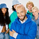 Maluma luciendo una de las prendas de la colección.