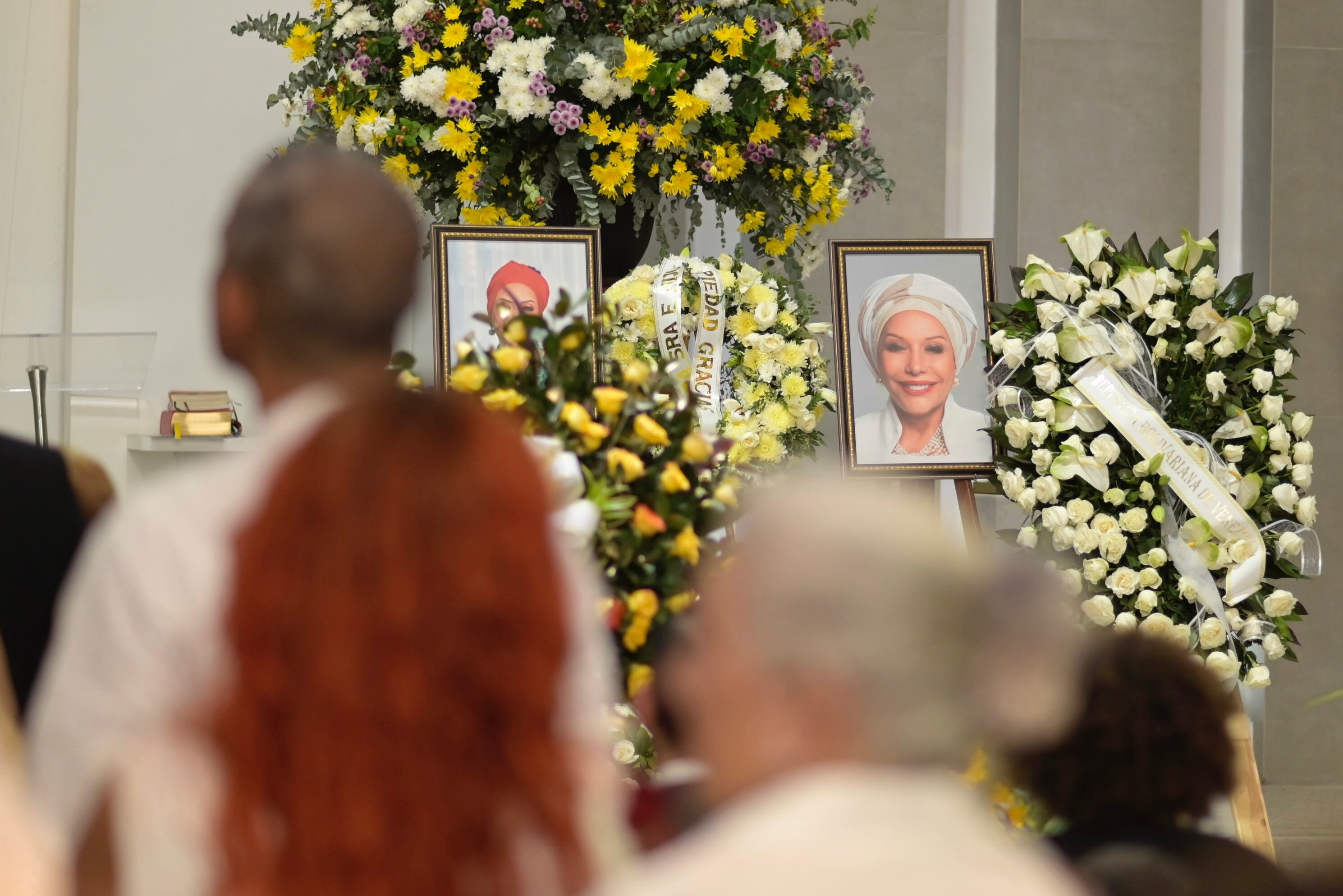 El cuerpo de Piedad Córdoba llegó a la Parroquia Santa Lucía de Medellín. Cientos de allegados acompañan a la familia de la senadora. Como muestra de afecto, las personas tienen rosas en las manos.