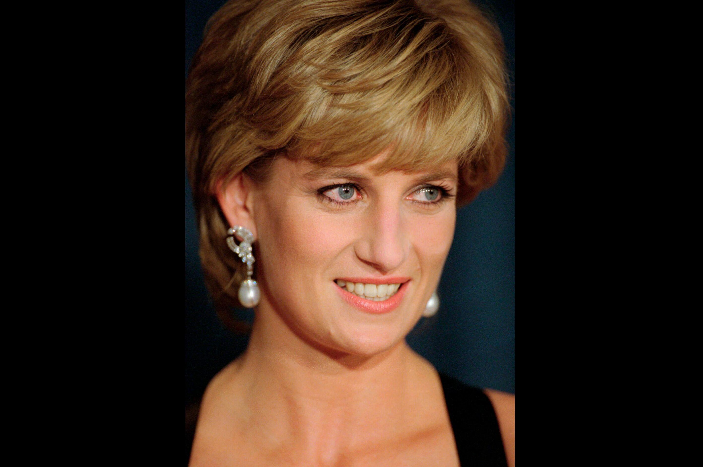 En esta foto del 11 de diciembre de 1995, la princesa Diana sonríe durante una cena en el Hilton de Nueva York.