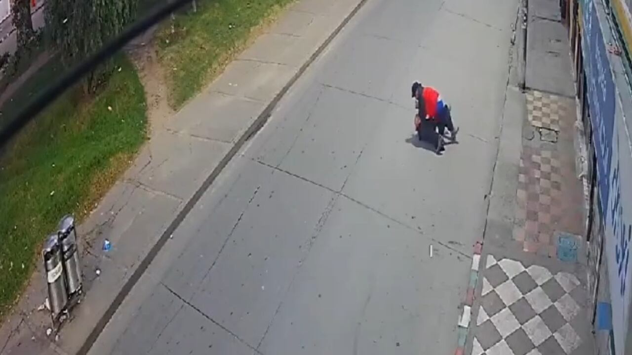 Los dos hombres forcejearon durante varios segundos.