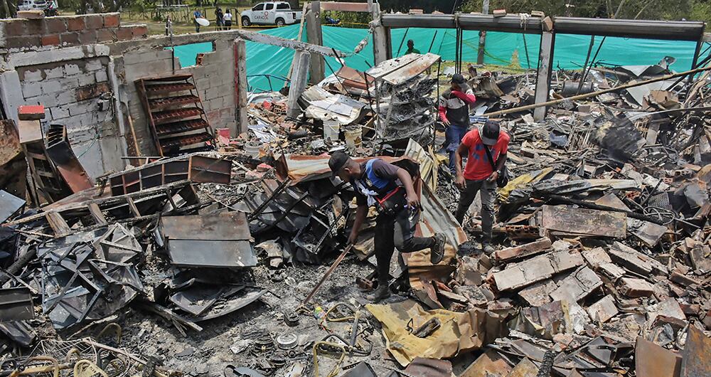   Así quedó parte de la estación de Policía y las casas aledañas tras el atentado en Timba. Tres personas murieron y cinco más están heridas. En la zona, también quedaron destruidas seis viviendas. 