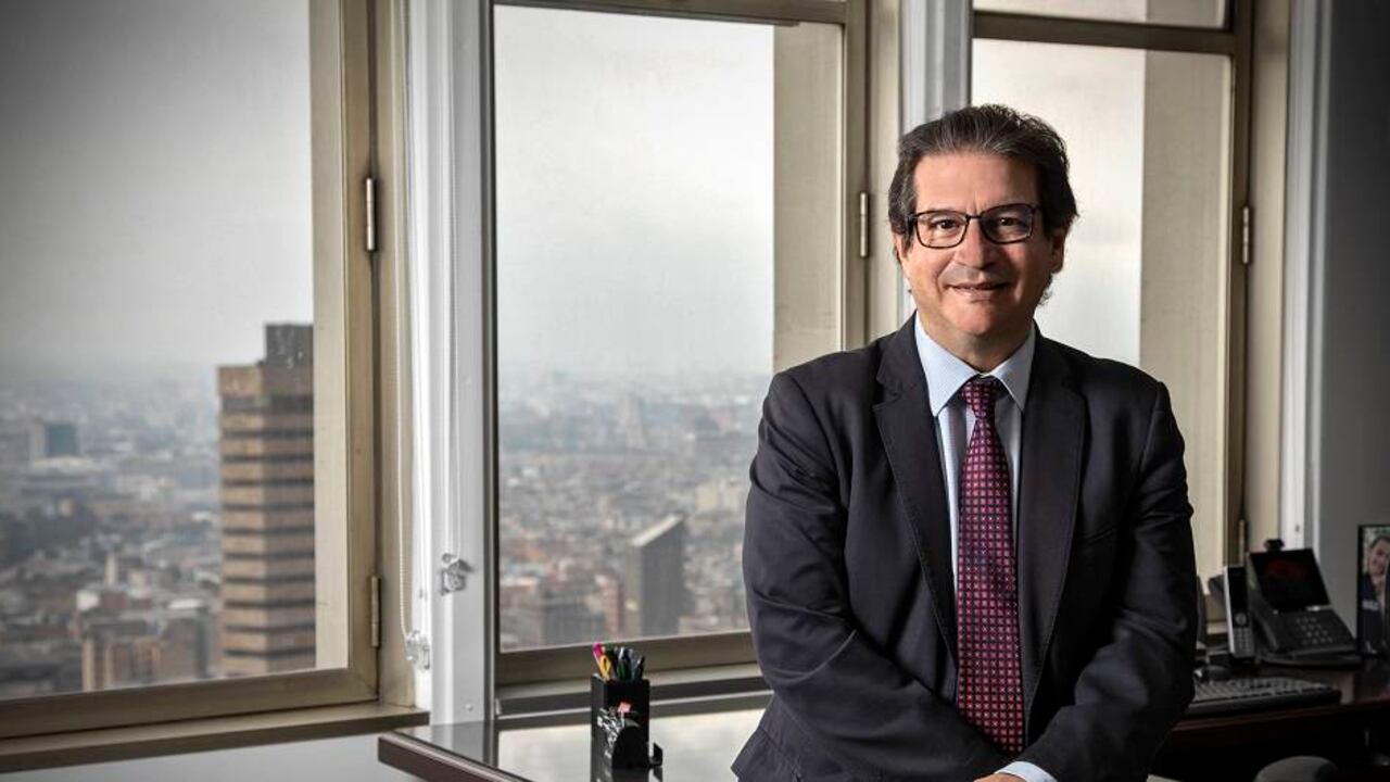 Según Zea, este asegurará los cultivos frente a riesgos naturales como sequías, inundaciones o incendios con un subsidio de entre el 70% y el 90% del costo de la prima, dependiendo del tipo de productor.