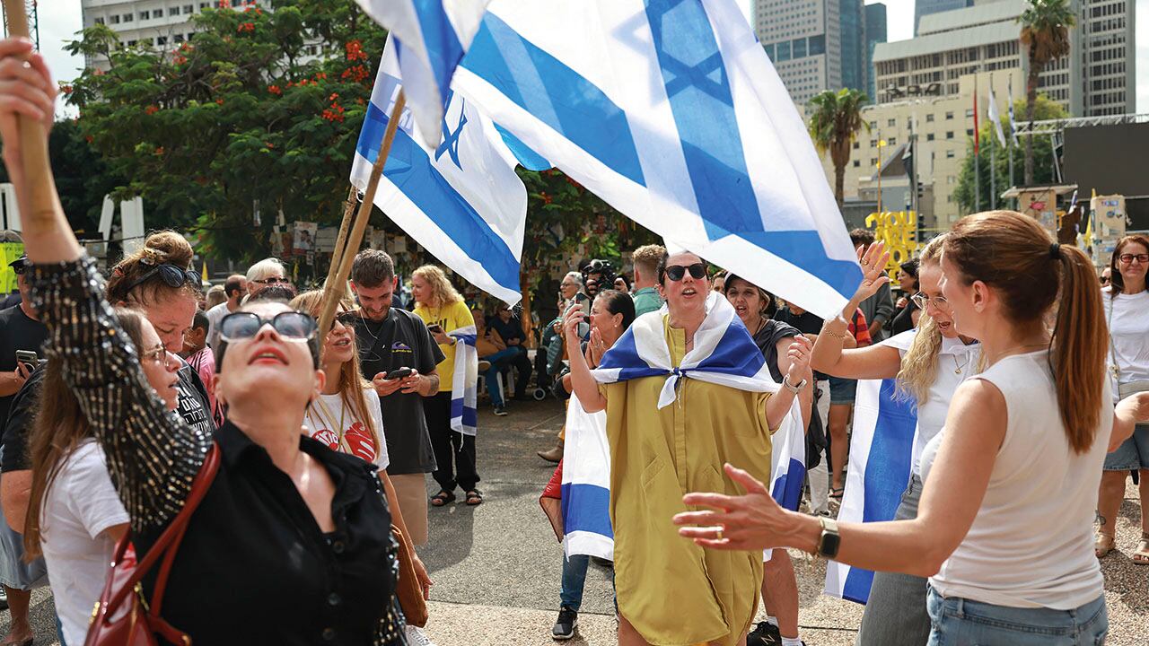 La comunidad judía celebró el regreso de los secuestrados. Llevan dos años en los tenebrosos túneles de Gaza.