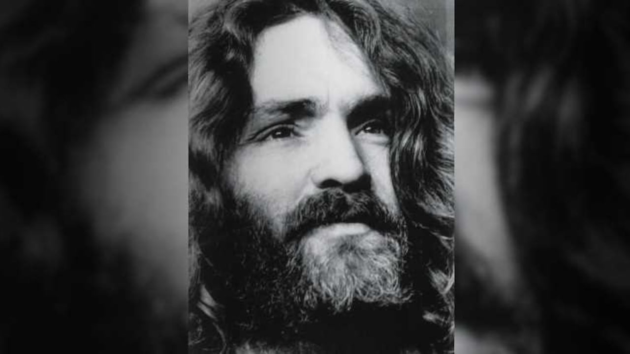 Charles Manson congregó a un grupo de jóvenes y los llevó a cometer crímenes atroces.