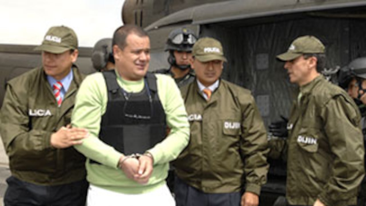 Alias 'Rasguño' fue escoltado por miembros de la Dijin que lo entregaron a agentes de la DEA. El avión aterrizó en Nueva York. (Foto: Dijin)