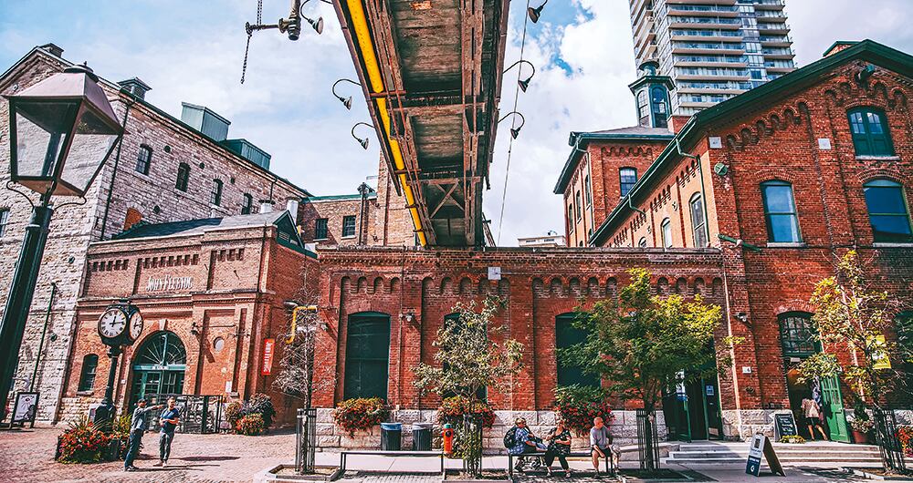 Estructuras victorianas de ladrillo, que antiguamente albergaron una destilería, hoy reúnen bares, restaurantes y tiendas Distillery District