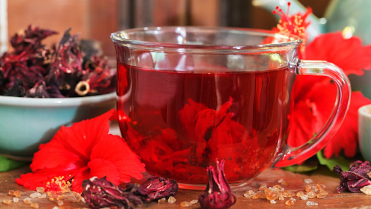 Tanto el laurel como las flores de jamaica, tienen propiedades que ayudan a bajar de peso.