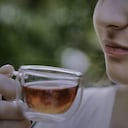 El té de hibisco contiene minerales como el calcio, hierro, magnesio y fósforo. Foto: GettyImages.