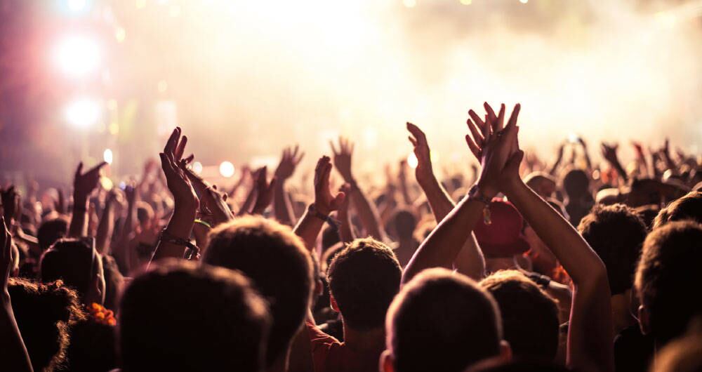 Hay algunas personas que no alcanzan a comprar sus entradas en la primera etapa, por lo que esperan la siguiente que es más cercana al evento. Esta boleta es un poco más costosa: 880 mil pesos más 115 mil pesos. 